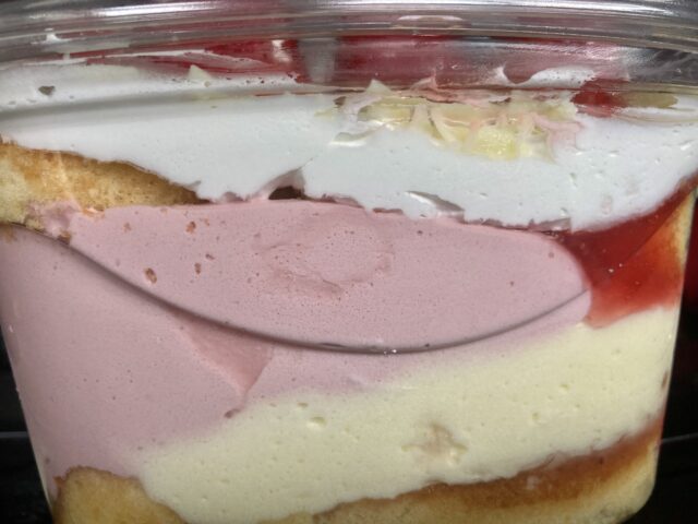 コストコのストロベリー＆ラズベリーマスカルポーネケーキを横から見たケーキ層